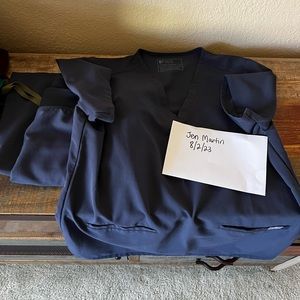 Quiet navy Figs women’s scrub set- XL Casma top, XL tall Livingston basic pants